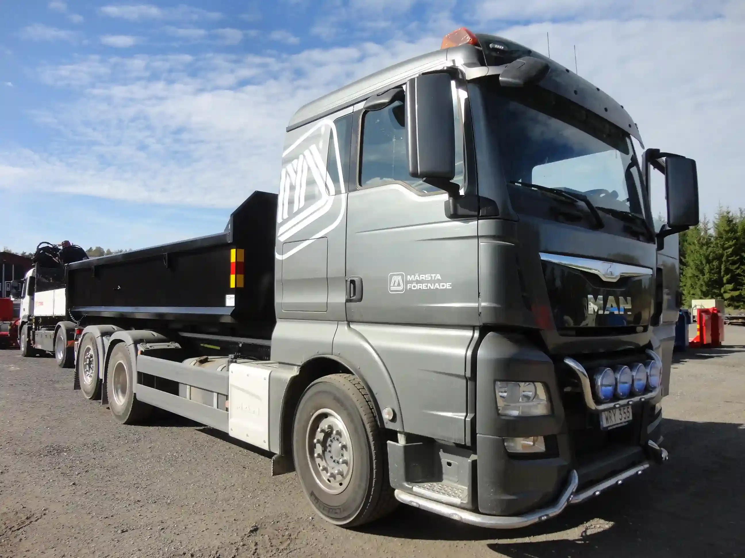 Liftbaljor 10m3 och grusflak pa MAN 011